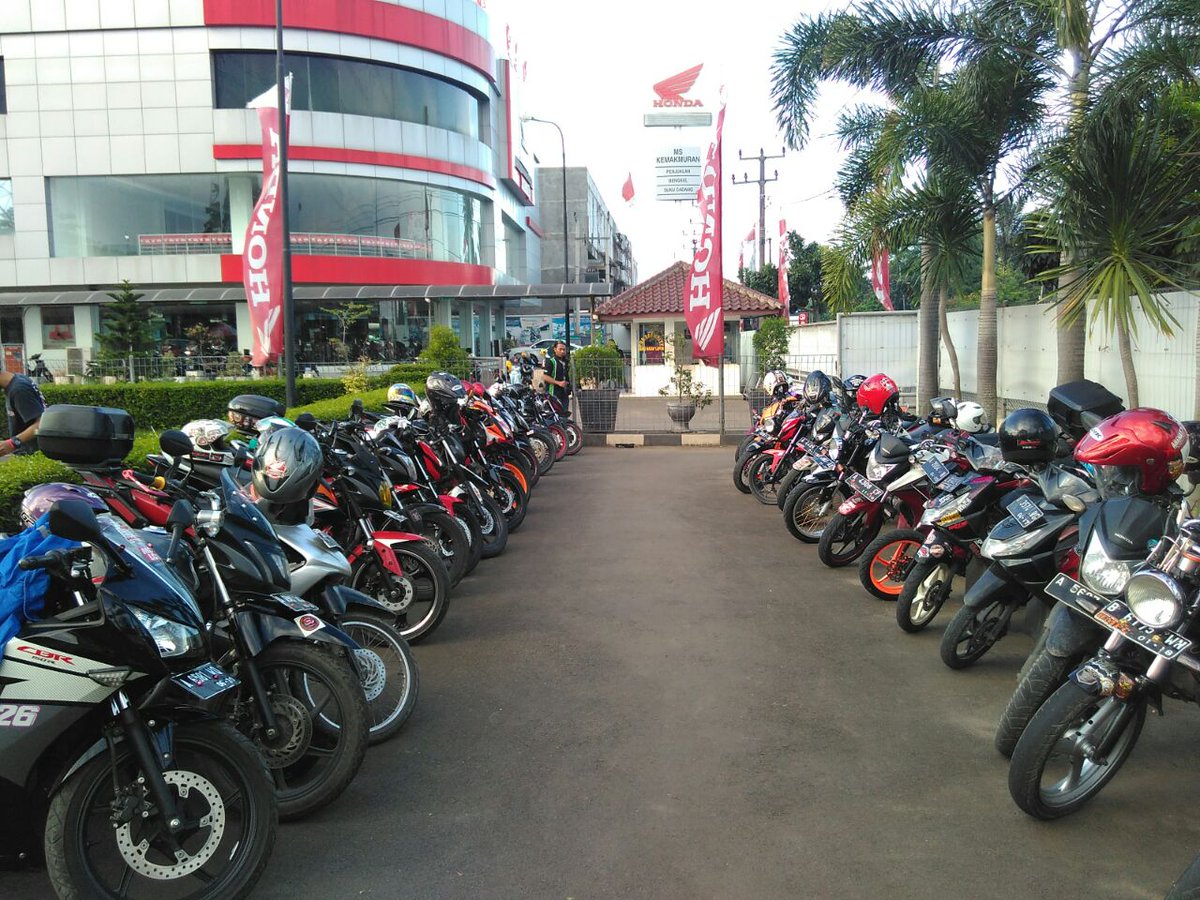 Brosist hari ini komunitas Honda yg tergabung di <a href="/PhbBanten/">PaguyubanHondaBanten</a> datang untuk meramaikan acara Test Ride All New CBR150R.
