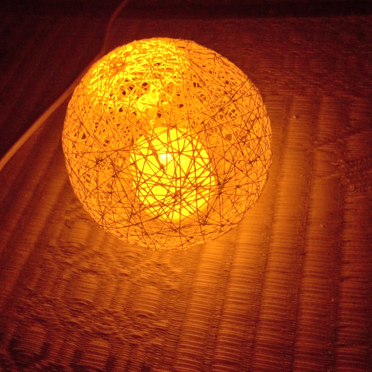 おっきー できたーーーー ダイソーで買ったledランプのカバー 昼間に作ってベランダで乾かしておいたのさっ ふっふふ ん W 3枚目は天上 良い Diy ランプシェード ダイソー T Co 3kxwr0mm04