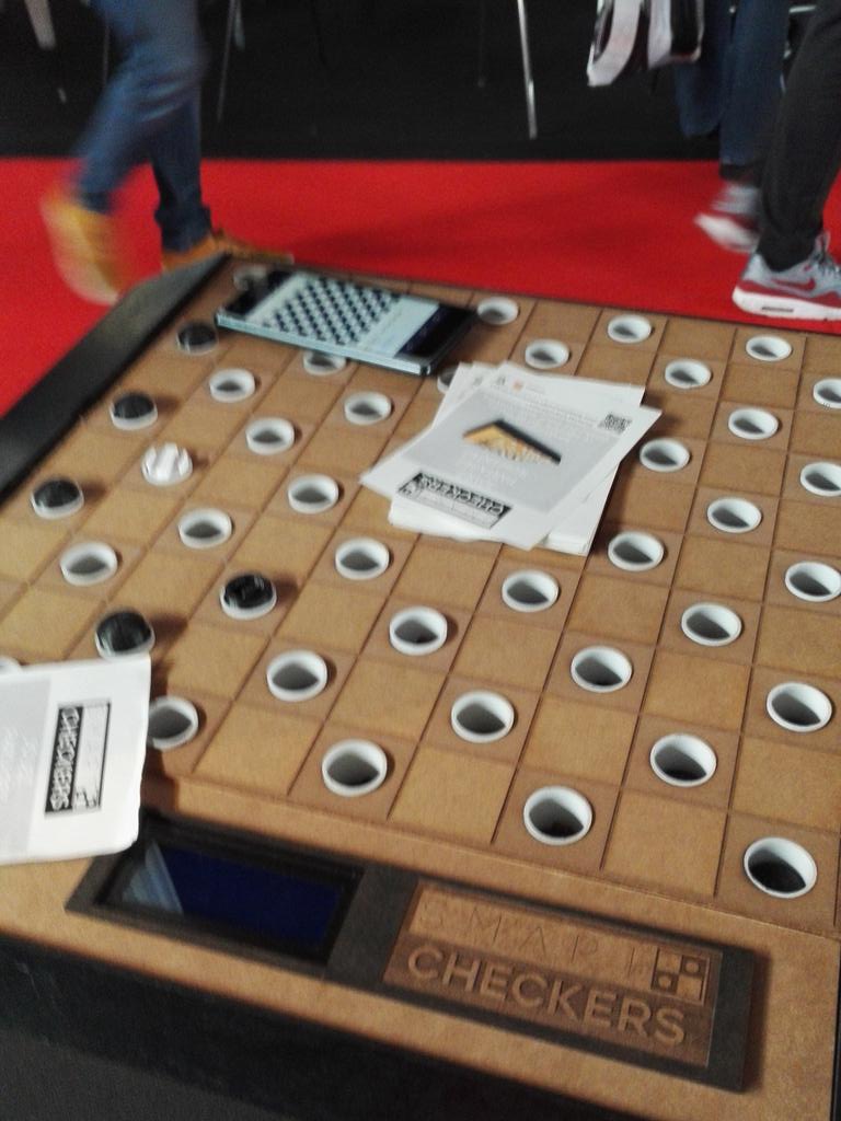 JacquesBouffard's tweet photo. Un jeu de dames pour malvoyants ou non-voyants. @maxime__char #GA2016 https://t.co/dlbDU8srUs