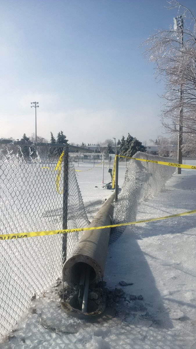 BreedonJoe's tweet photo. Ice storm 2016, don't mess with mother nature! #sportsturf #icestorm #fieldlighting #letthecleanupbegin https://t.co/VNCyKT210r