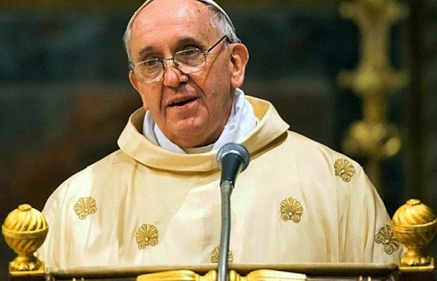 lercionotizie's tweet image. #LercioStory,, #Papa presenta l'enciclica "Non è peccato lapidare Testimoni di Geova che suonano la domenica alle 7