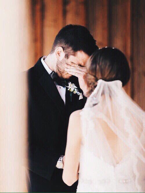 هذا هو الحُب: 
حقق حلمُه وتزوج بها يبكي فرحاً من أجلها
لم يصدق مايراه💖.