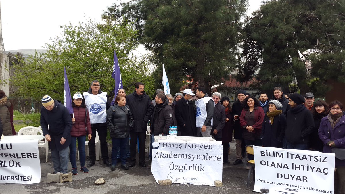 BarisAkademik's tweet photo. Arkadaşlarımız serbest kalana dek hergün #ÖzgürlükNöbeti'mize devam! Bugün kumrular gibi Bakırköy'deydik
#EsraMungan https://t.co/jmE1l83ba9