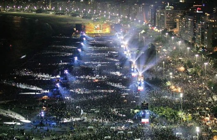 .@RollingStones' iconic tongue invades #Havana for historic concert (pic via @poltronaggio) bit.ly/1PwJEoC?utm_me… https://t.co/wOqfoTKKVV