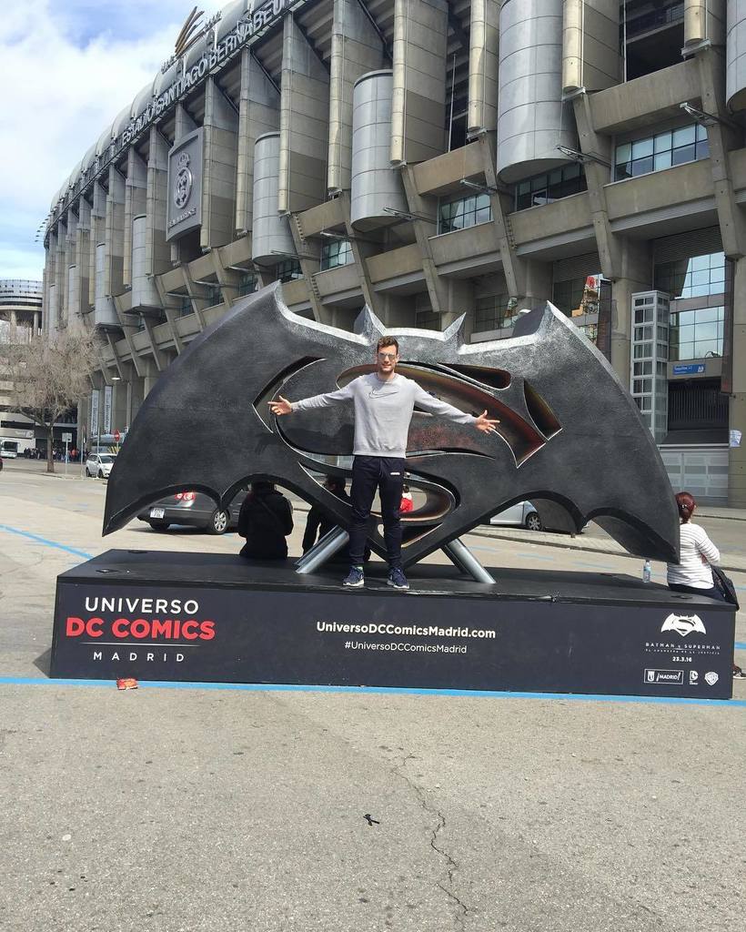 PicsFromRMadrid's tweet photo. Que vienen los capas rojas.. #batmanvssuperman -#santiagobernabeu #batman #superman #aupaa… https://t.co/bdDieKS7Jy https://t.co/YxaAmvBrxu