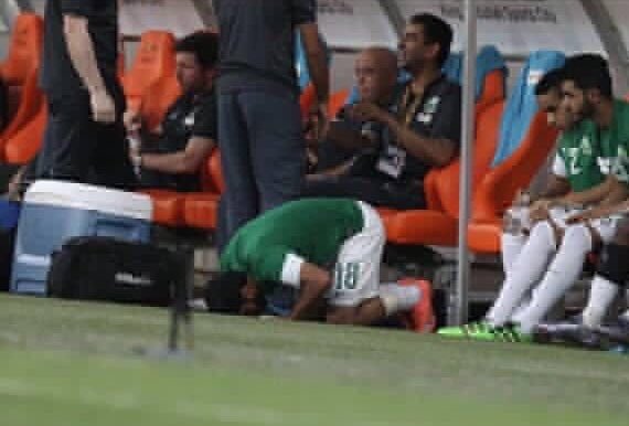 20_bno's tweet photo. عبد المجيد الرويلي يسجد شكراً لله بعد تسجيل المنتخب هدف التقدم 

هذه النوعية من اللاعبين الي يحتاجهم المنتخب https://t.co/ofszGF62Ak