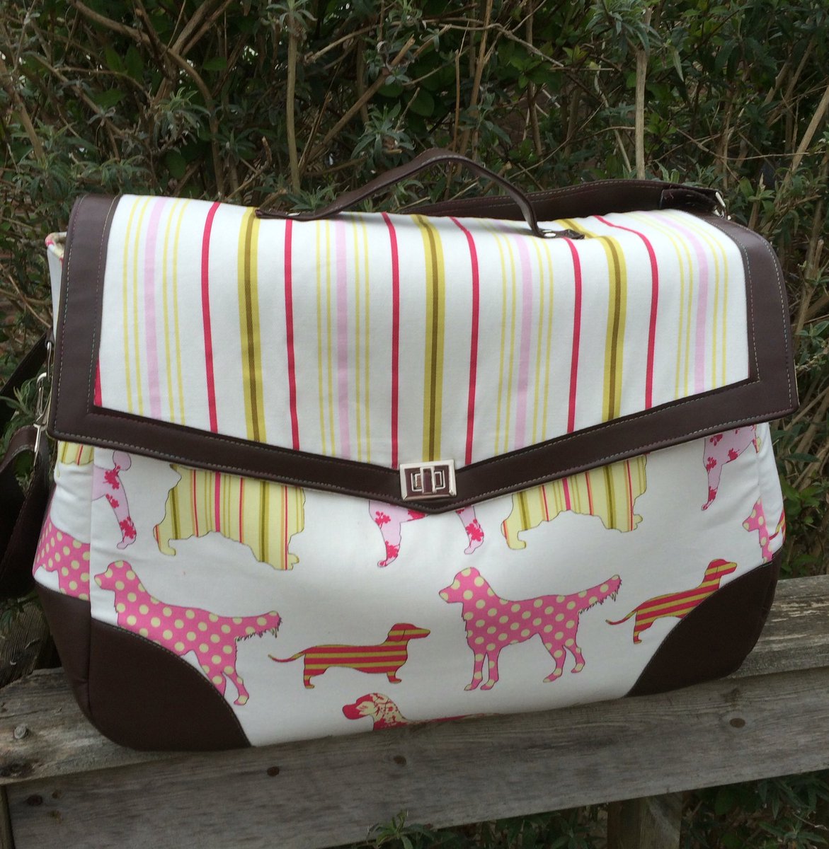 CowslipCreates's tweet photo. The most recent make - a weekend bag whose dimensions are suitable for hand luggage #sewbrit #bagcamp2016 https://t.co/zBjuqR9kCM
