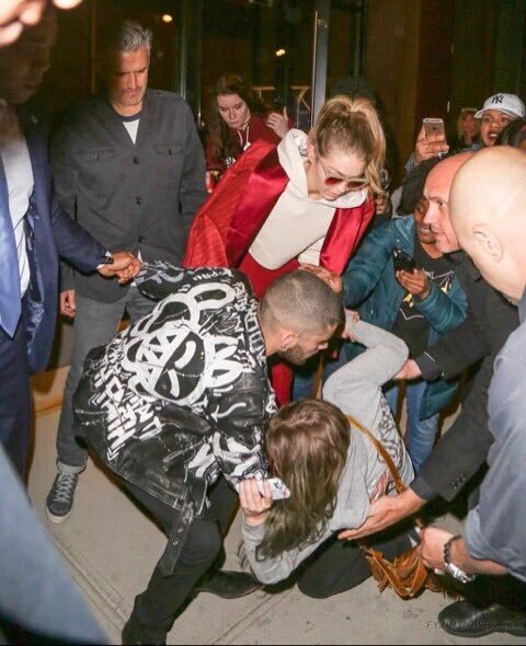 harryprettysoul's tweet photo. eu conhecendo zayn malik e gigi hadid https://t.co/Ntflon8WtA