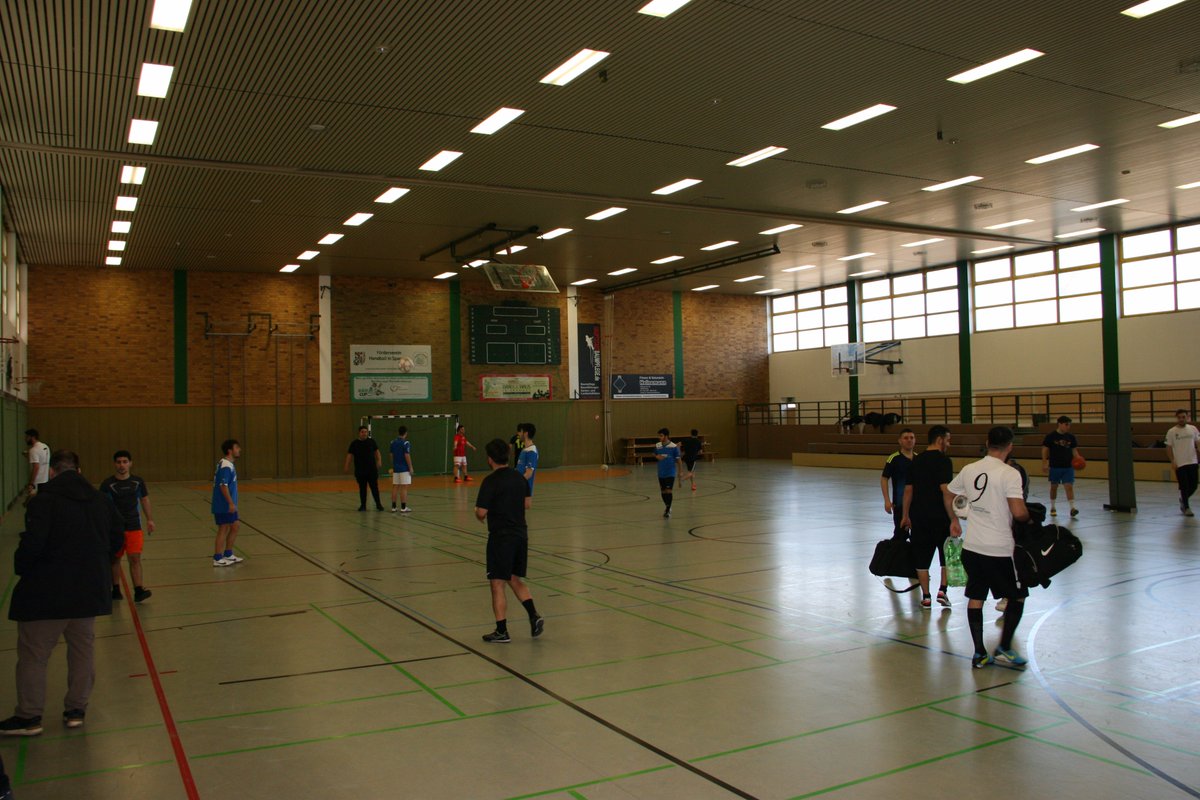 SpandauerJugend's tweet photo. Gleich gehts los! Die letzten Vorbereitungen laufen und die Mannschaften wärmen sich schonmal für das Turnier auf! https://t.co/FDsB7J5dVr