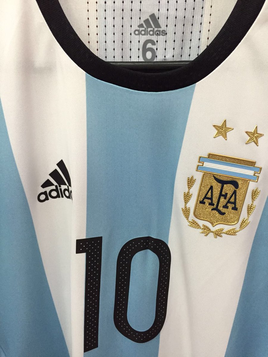 Argentina's tweet photo. ¡@Argentina superó los 2.000.000 de seguidores y queremos festejarlo con vos! Hacé RT y participá por esta camiseta https://t.co/2nO9b5TNo0