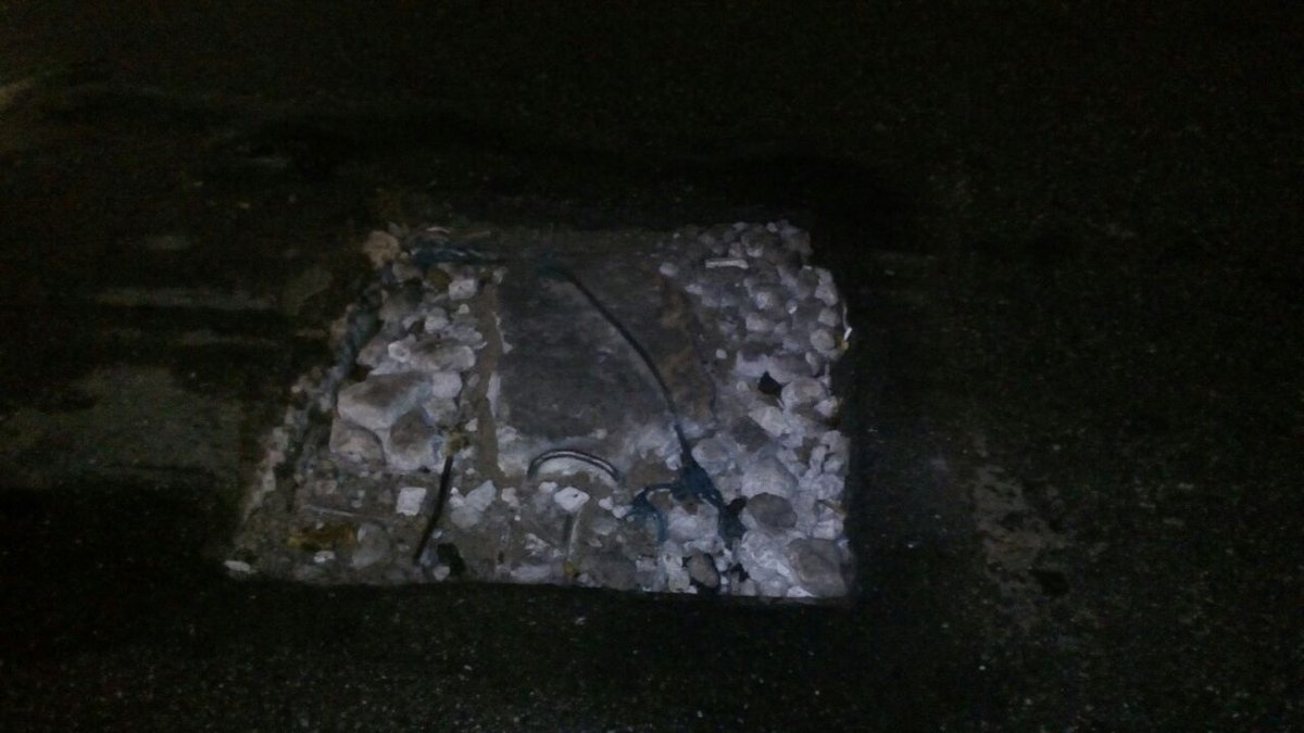 Wspd pngndra yg lwt dpn Boncafe Simpang Gn.Malang-gn.sari ad lubang bks galian telkom(red) sdh ada korbannya #telkom