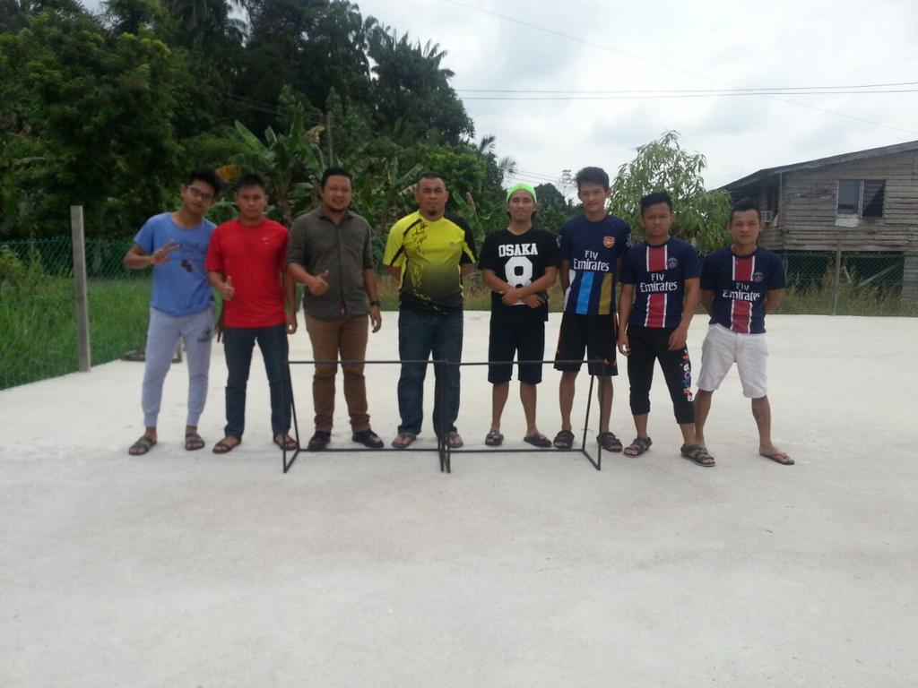 diana_haili's tweet photo. Projek Pembangunan Sukan. Tiang Gol Street Soccer disumbangkan kepada belia Kpg Suyong...
#ksrb https://t.co/Yka917OotT