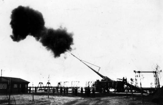 MilHistNow's tweet photo. Today in 1918, Germany's Paris Gun makes its debut. Shells from the 211-mm weapon could travel more than 80 miles. https://t.co/C9xxq0kHn2