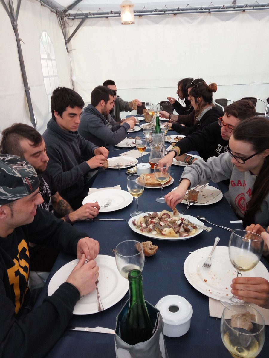 AversionFest's tweet image. Pois @MafaldaGrupo querían pulpo e aí lle estamos aplicando ^^