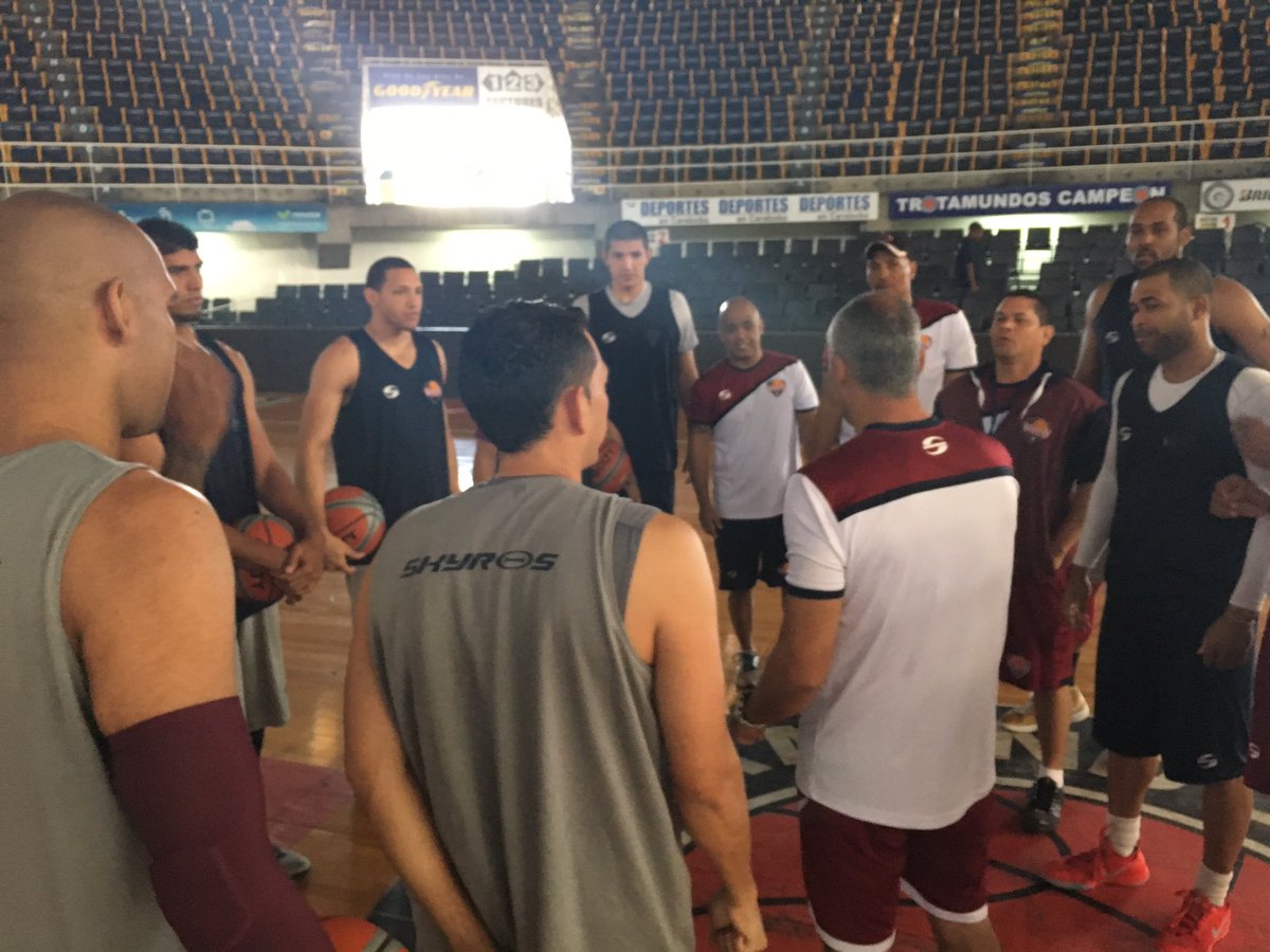 FanaticoBasket's tweet photo. Ya estamos en el tabloncillo de el Forum de Valencia #EsDíaDeJuego #CorazónDeCampeón #GigantesVsTrotamundos https://t.co/sYGYKzAIlW #LPB20…