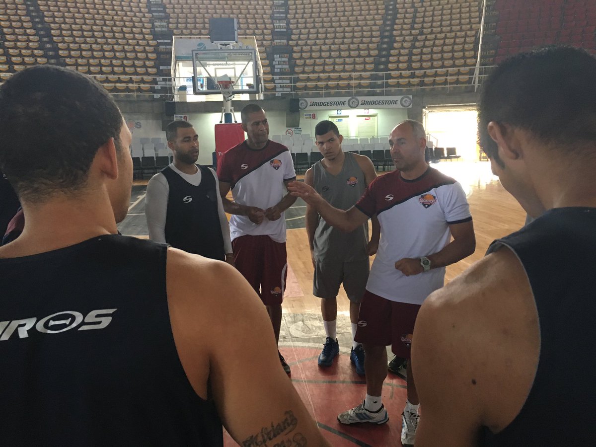 FanaticoBasket's tweet photo. Ya estamos en el tabloncillo de el Forum de Valencia #EsDíaDeJuego #CorazónDeCampeón #GigantesVsTrotamundos https://t.co/sYGYKzAIlW #LPB20…