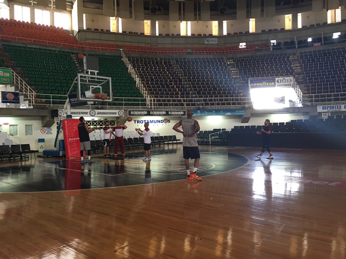 FanaticoBasket's tweet photo. Ya estamos en el tabloncillo de el Forum de Valencia #EsDíaDeJuego #CorazónDeCampeón #GigantesVsTrotamundos https://t.co/sYGYKzAIlW #LPB20…