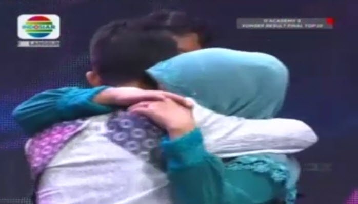Indosiar's tweet photo. Si kecil @DA3_Rafly mendapat kejutan dari keluarga yang datang ke panggung @DAcademyID. #DAcademy3 https://t.co/ODYyXEWCqu
