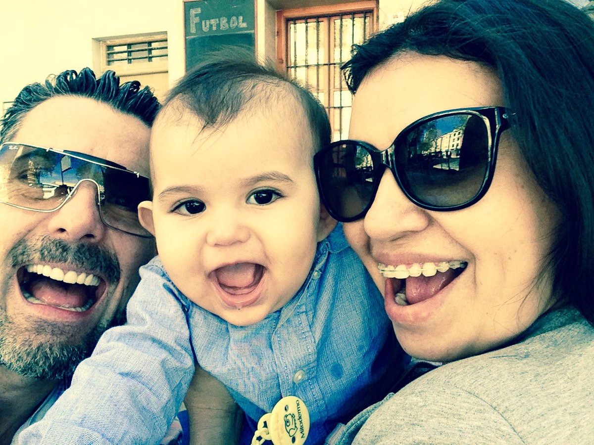 AlexSelfa's tweet photo. La mejor manera de combatir cualquier problema es una buena sonrisa y si es en familia mejor #smile #happyday https://t.co/buoRe7fF5w
