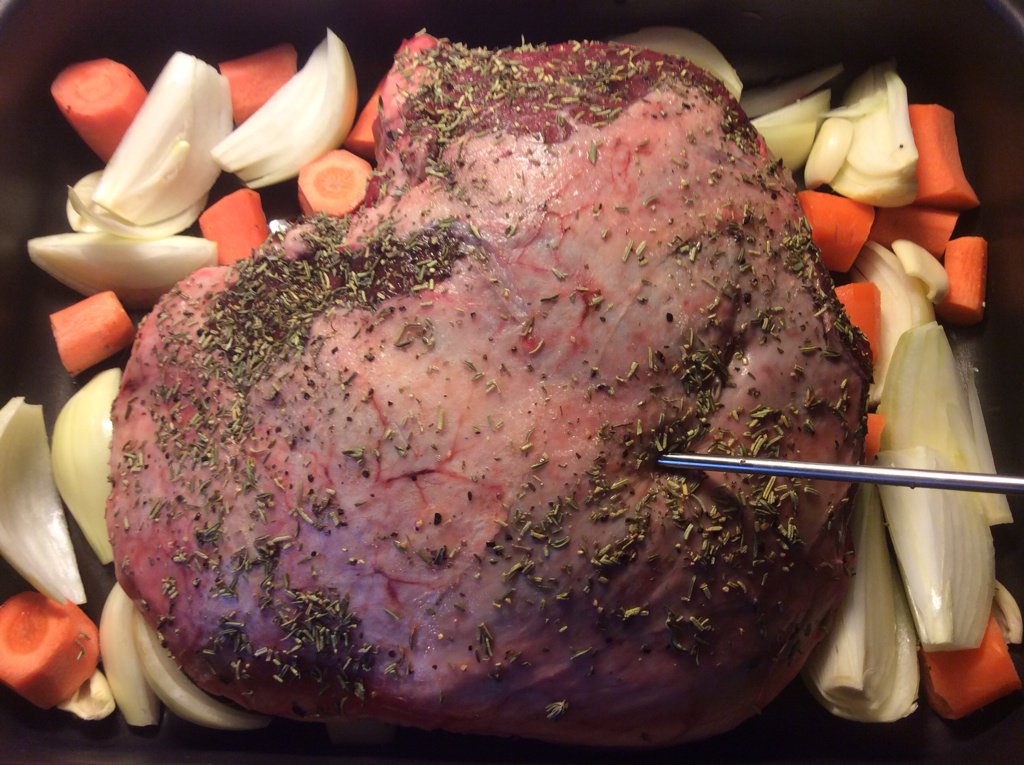 Jmpepi71Jonna's tweet image. Nyhtölammas menossa uuniin. #PulledLamb