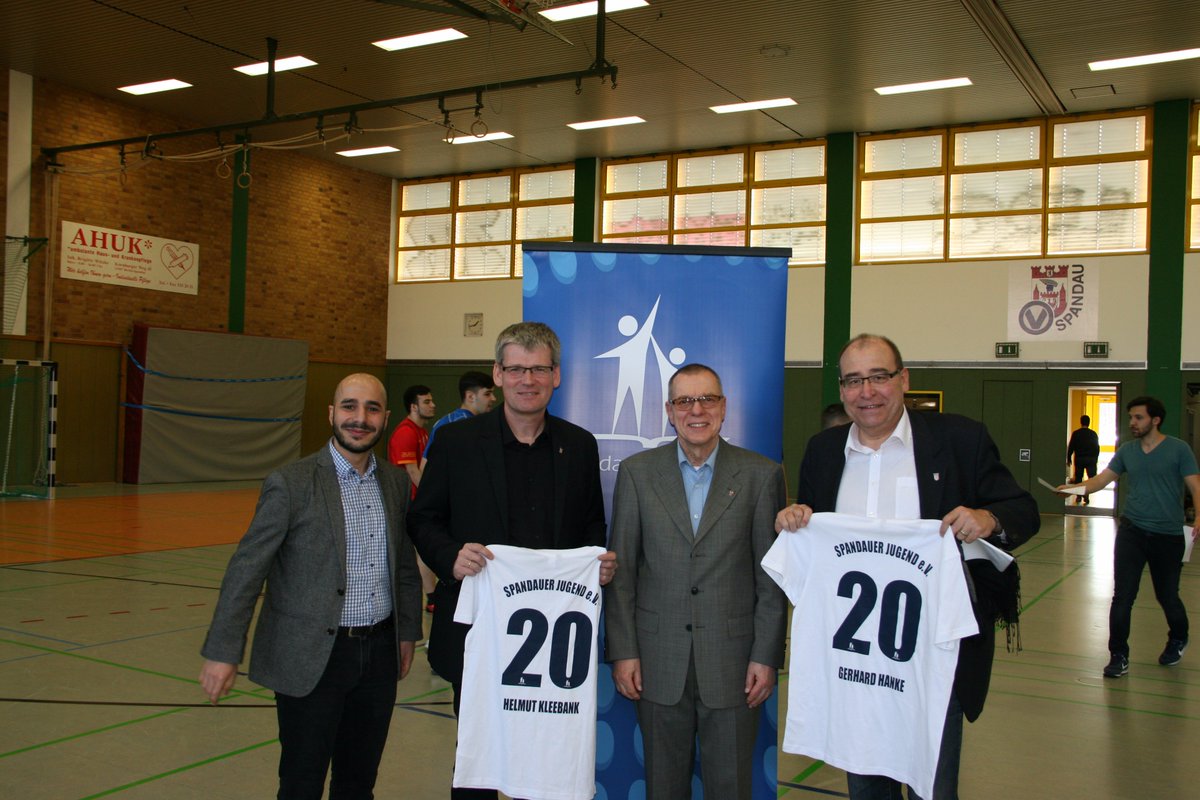SpandauerJugend's tweet photo. Als Dankeschön wurden Trikots an Bezirksbürgermeister Helmut Kleebank und Bezirksstadtrat Gerhard Hanke übergeben https://t.co/43fNTP3b46