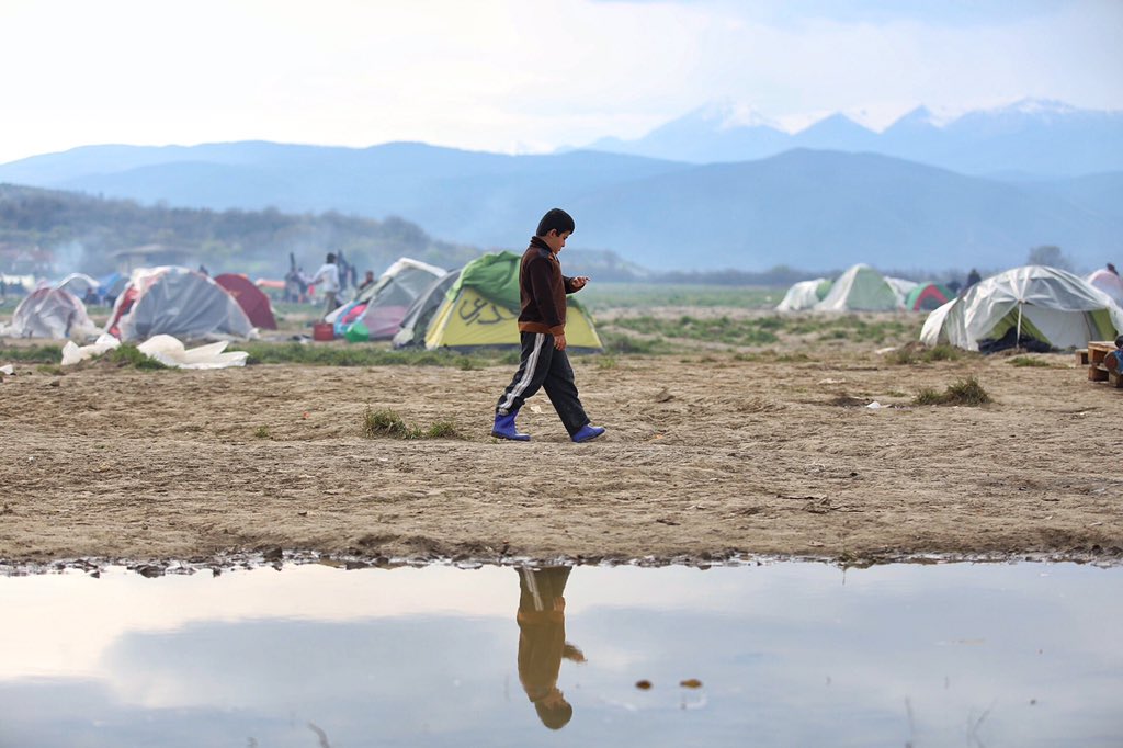 I_am_LPFJ's tweet photo. Another day of waiting, stranded at the border. 
Photo: Luke Johnston. 
#RefugeeCrisis #Idomeni #refugee #Macedonia https://t.co/ysjFtLZDRz