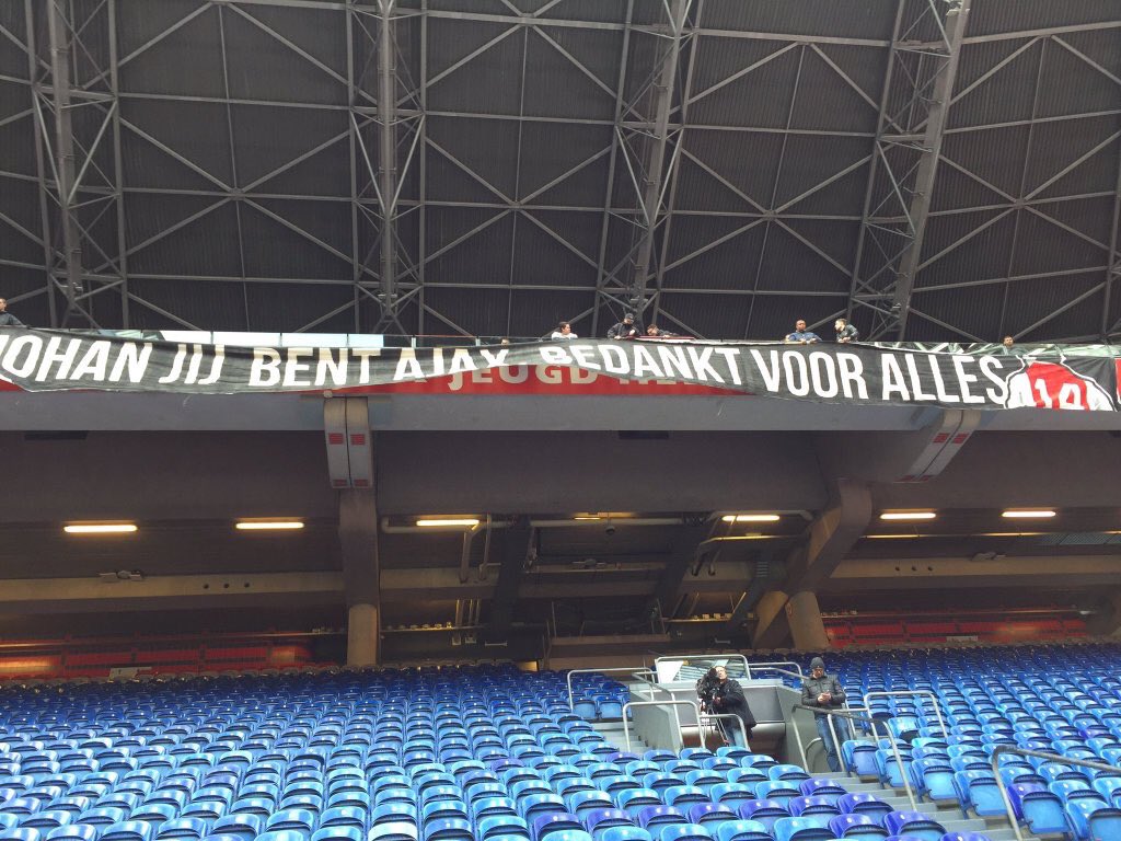ajaxmuseumNL's tweet photo. Supporters eren #Cruijff met doek in vak114 dat voor de gelegenheid is omgedoopt in vak 14. #AJAX via @DennisKornman https://t.co/rnwFZsna2z