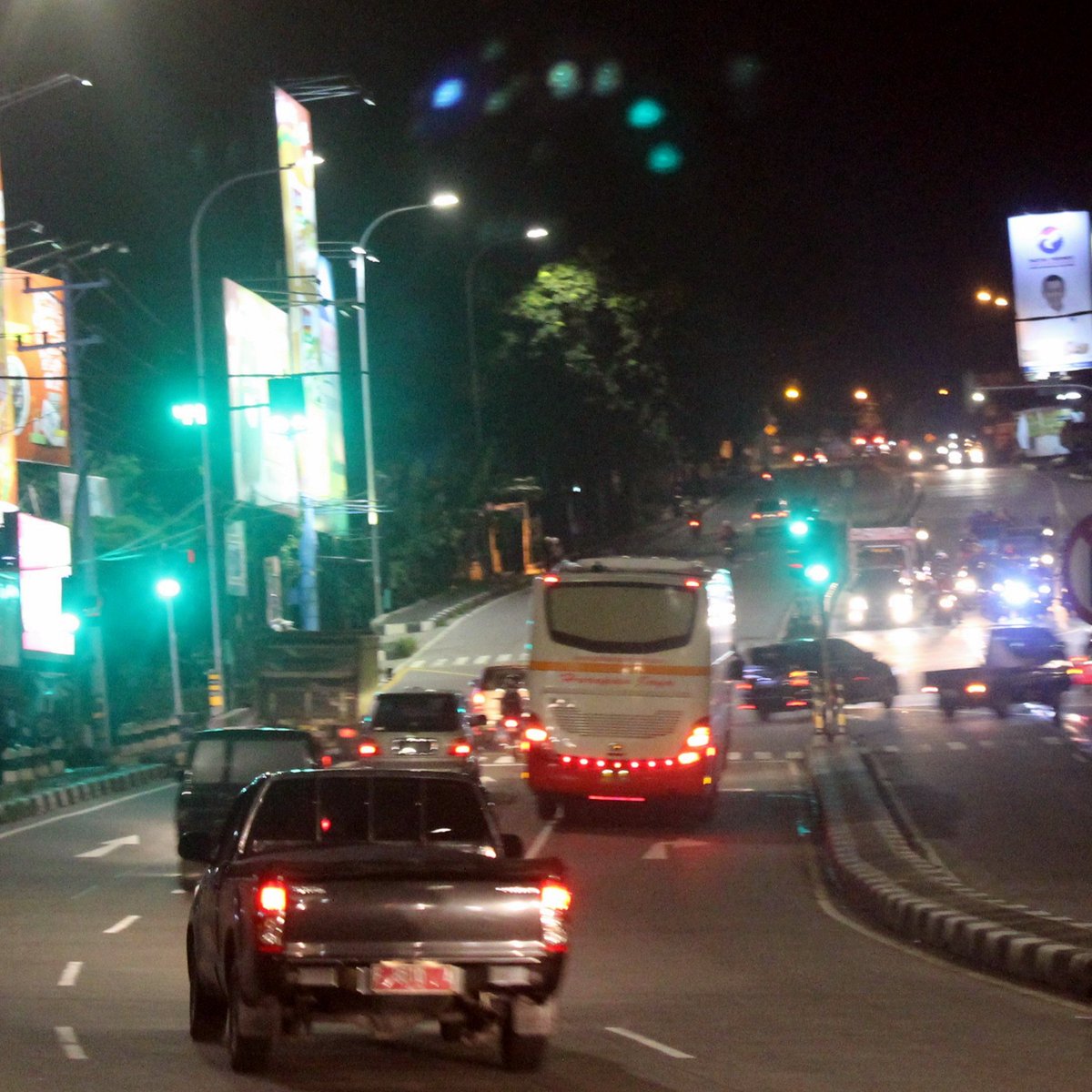 adisasongkoo's tweet photo. Selamat malam, satnight kemana? Hihi 📷 Pintu Tol BAWEN @poharapanjaya @Bus_Harjay @SukaFotoBis @BismaniaForum https://t.co/SejvesPIuQ