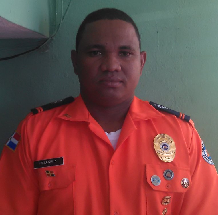 ubiera01's tweet photo. Esta @DefensaCivilDN instruye a todos sus miembros a utilizar el casco protector y ser ejemplo a los demás. https://t.co/a3sz3RwRwk