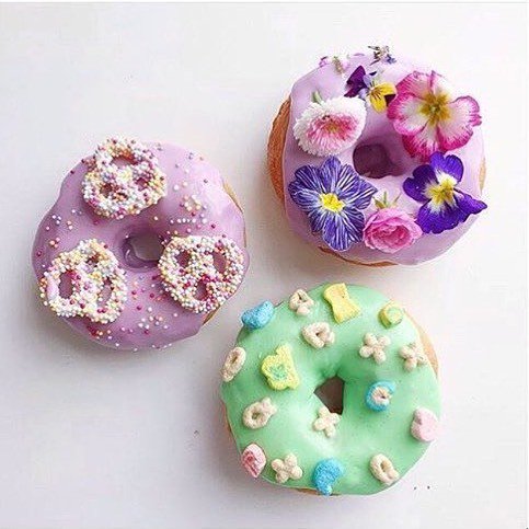 Spring vibes from <a href="/vickysdonuts/">Vicky's Donuts</a> 🍩🍬 see more inspo on devinebride.co.uk 👰🏼 #wedding… ift.tt/1LPiNta
