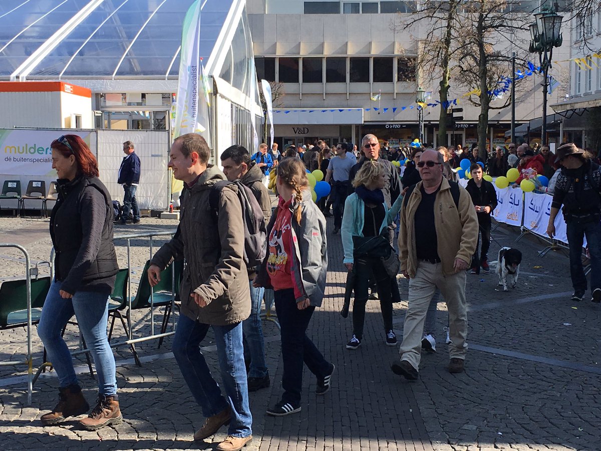 MauriceGorissen's tweet photo. Zonnige en sfeervolle finish @kmsittard op historische markt Sittard na 10-40-80 kilometer wandelen. #kms16 https://t.co/KFMICjqEQC