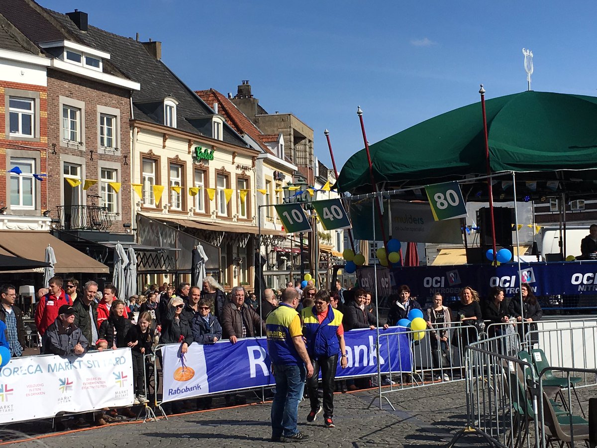 MauriceGorissen's tweet photo. Zonnige en sfeervolle finish @kmsittard op historische markt Sittard na 10-40-80 kilometer wandelen. #kms16 https://t.co/KFMICjqEQC