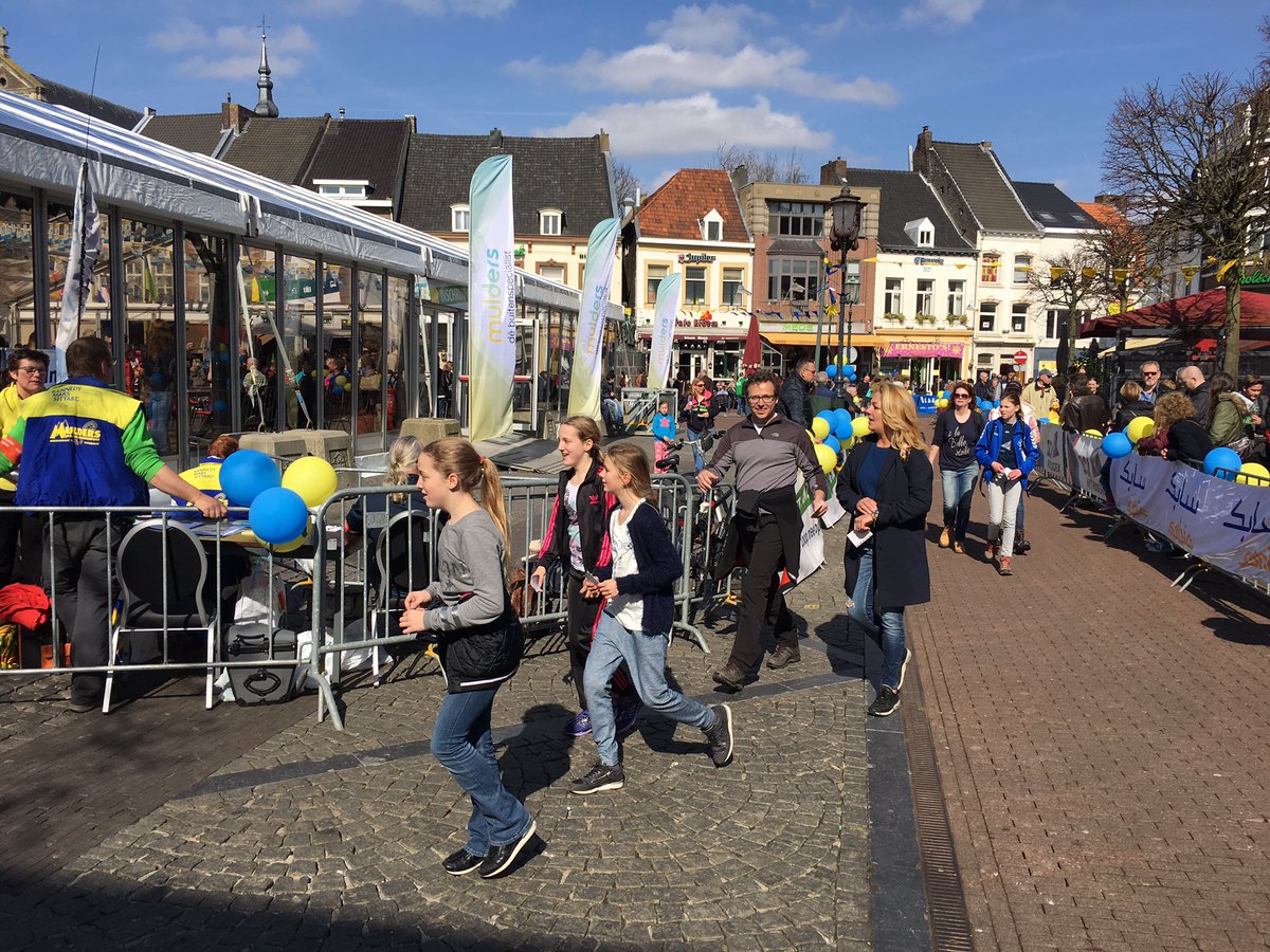 MauriceGorissen's tweet photo. Zonnige en sfeervolle finish @kmsittard op historische markt Sittard na 10-40-80 kilometer wandelen. #kms16 https://t.co/KFMICjqEQC