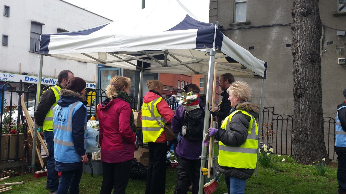 Super effort by <a href="/PhibsTidyTown/">Phibsborotidytowns</a> for #teamdublincleanup today! Well done☺☺