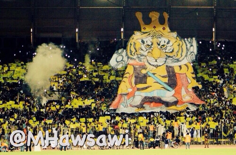 18NADY_ALSH3B18's tweet photo. #النمور_الذهبية_100k_متابع جعلو المدرج الأول في آسيا أكثر جمالا وابداعا💛 https://t.co/P8krYpphLT