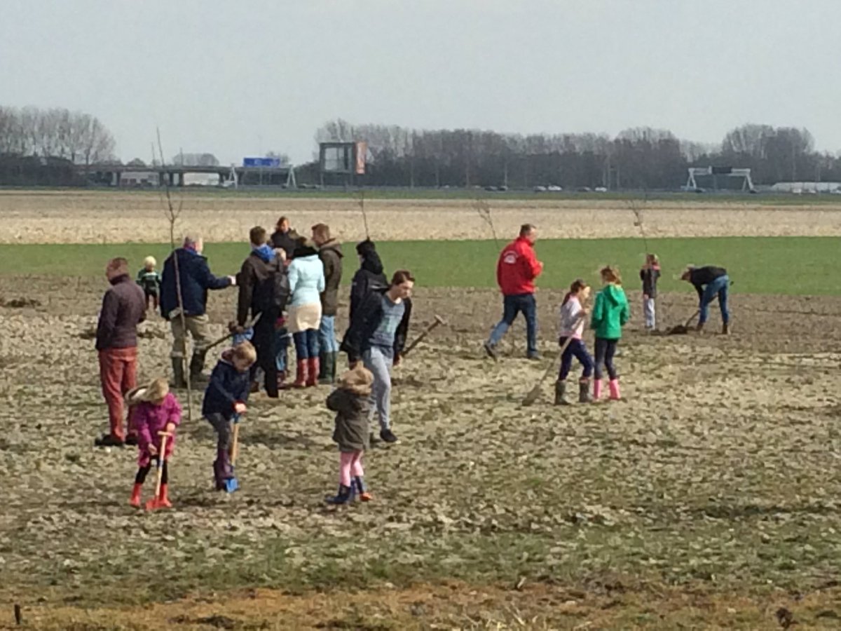 NederstigtD66's tweet photo. leukste manier om zaterdag door te brengen;@haarlemmermeer @PARK21_  fruitbomen planten met de boeren en inwoners https://t.co/98PE1dv2xC