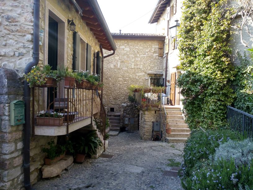 tobiashoffer's tweet photo. #Crero südlich von #Pai am #Gardasee https://t.co/S1NnNDvQ35