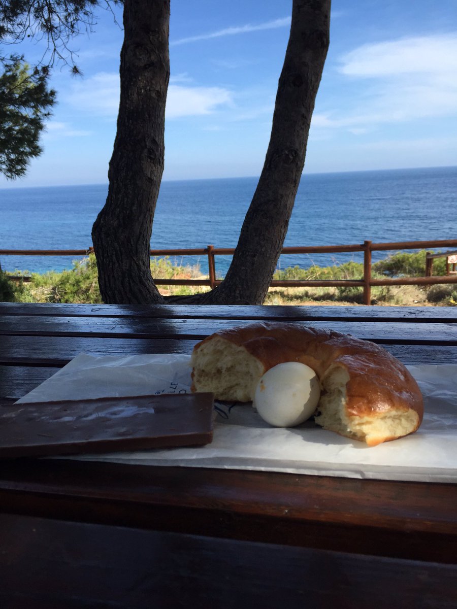 oopsplanet_com's tweet image. ¡Qué rica la mona con #chocolate ! #pacua #Spain #España #cultura #Tradiciones #spa #in