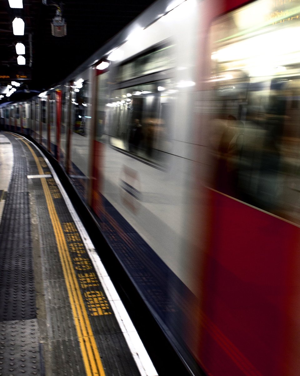 blake_breton's tweet photo. #london #underground https://t.co/1xR4eNU9wq