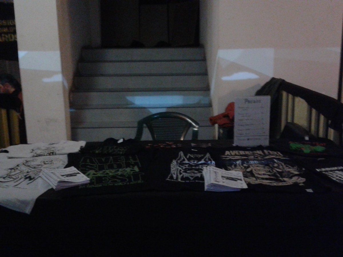 AlmuMP92's tweet image. Merch oficial do @AversionFest a precio familiar. Non podedes marchar sen unha supercamisola!!! ;)