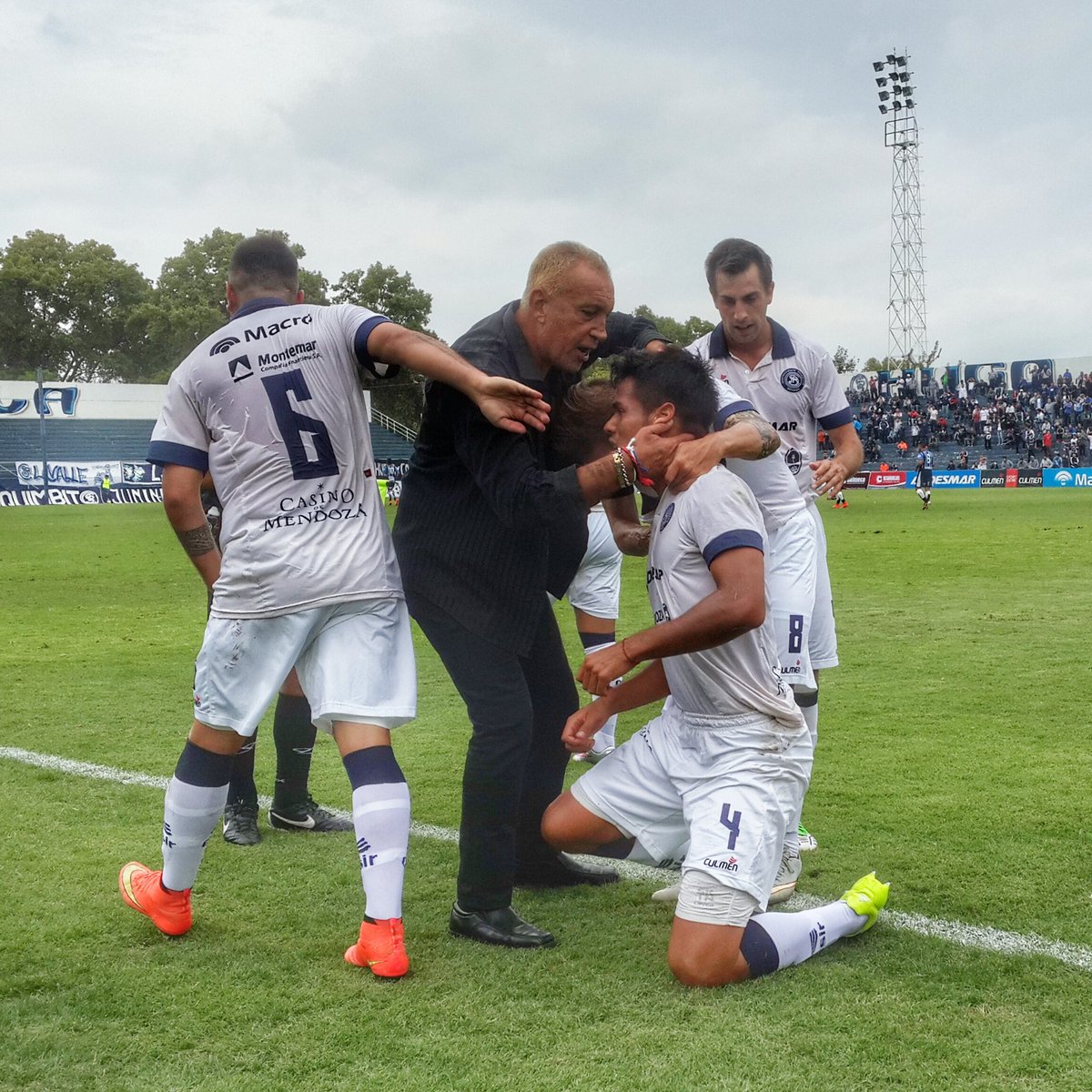 Festejo de gol de la #Lepra Bustamante y saludo del Profe Cordoba 1 a 0 con #Almagro <a href="/LosAndesDiario/">LOS ANDES</a> <a href="/MASdeportesLA/">MÁS Deportes</a>