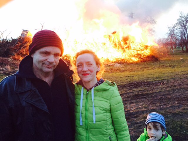 flammender abschied beim osterfeuer in finkenwerder. übermorgen in der neuen heimat bei 30 grad.