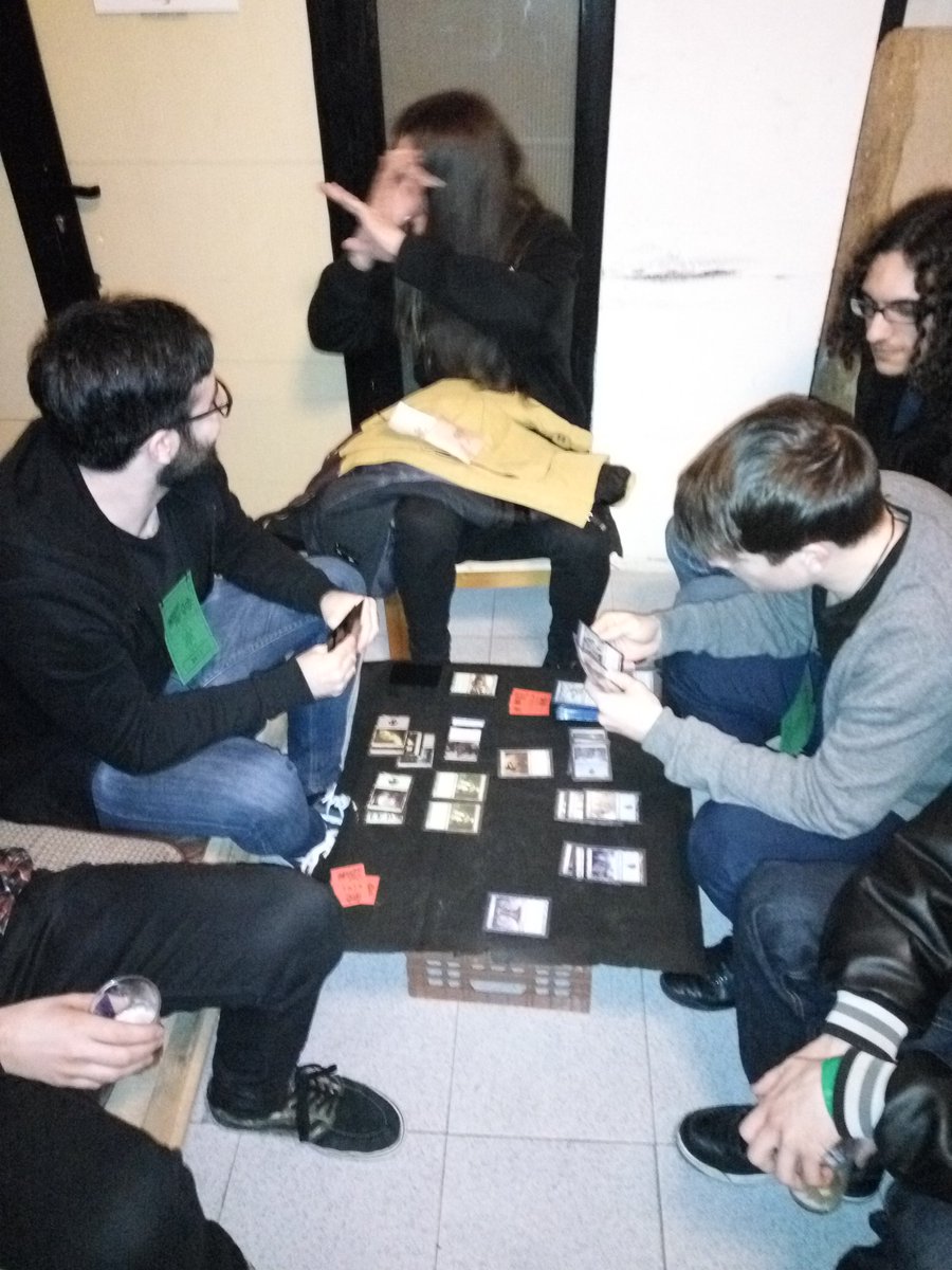 AversionFest's tweet image. Partidita de magic antes del bolo de @anhaband !!