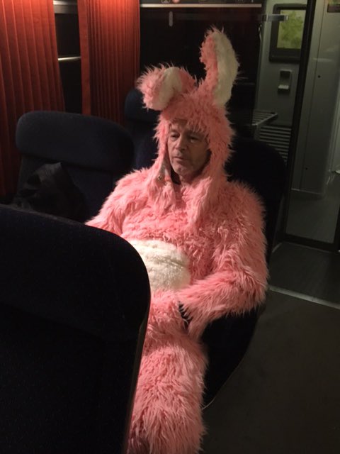 jmmaireofficiel's tweet photo. Dans le train, et personne pour me mettre une cartouche ;-( #tpmp @Cyrilhanouna https://t.co/3R95OIuNWw