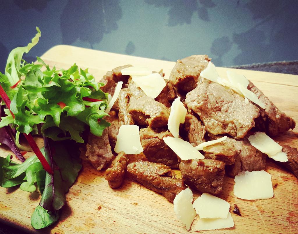 REALebrity's tweet photo. Steak and salad yum! #cleaneating #fitfam #eatclean  #foodie https://t.co/2ocuw7CMEb