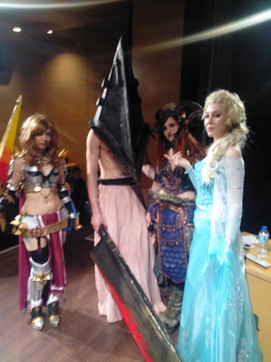AmirValcarcel's tweet photo. Con las guapisimas juezas de freakzone!  Encantado de participar! https://t.co/JY6fRUniuX