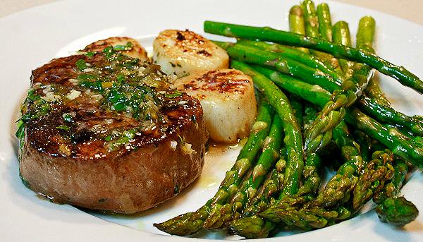 LoveyourFish's tweet photo. Some good looking Surf and Turf.. Oh yeah... Get it on.. #Easter  #Eatmorefish #FoodPorrn https://t.co/UTuDI5GQ5K