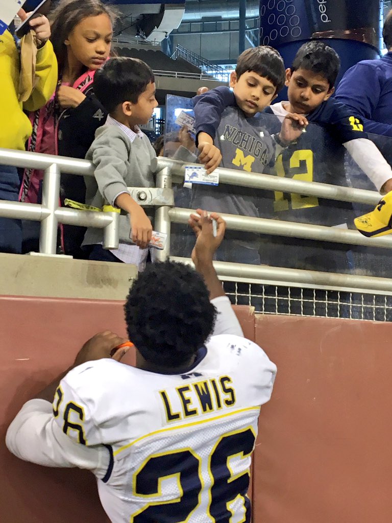 UMichFootball's tweet photo. Even after a 4 hr practice and meeting with media, Chris, Jourdan and De'Veon have time to greet young fans! #GoBlue https://t.co/I7RXbt0q6p
