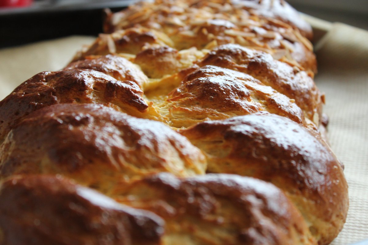theorangetaste's tweet photo. Bei uns gibt es zu #Ostern selbst gebackenen #Hefezopf, der ist einfach nur lecker! https://t.co/5o8r2u7yBP https://t.co/oPW8n1NYSd
