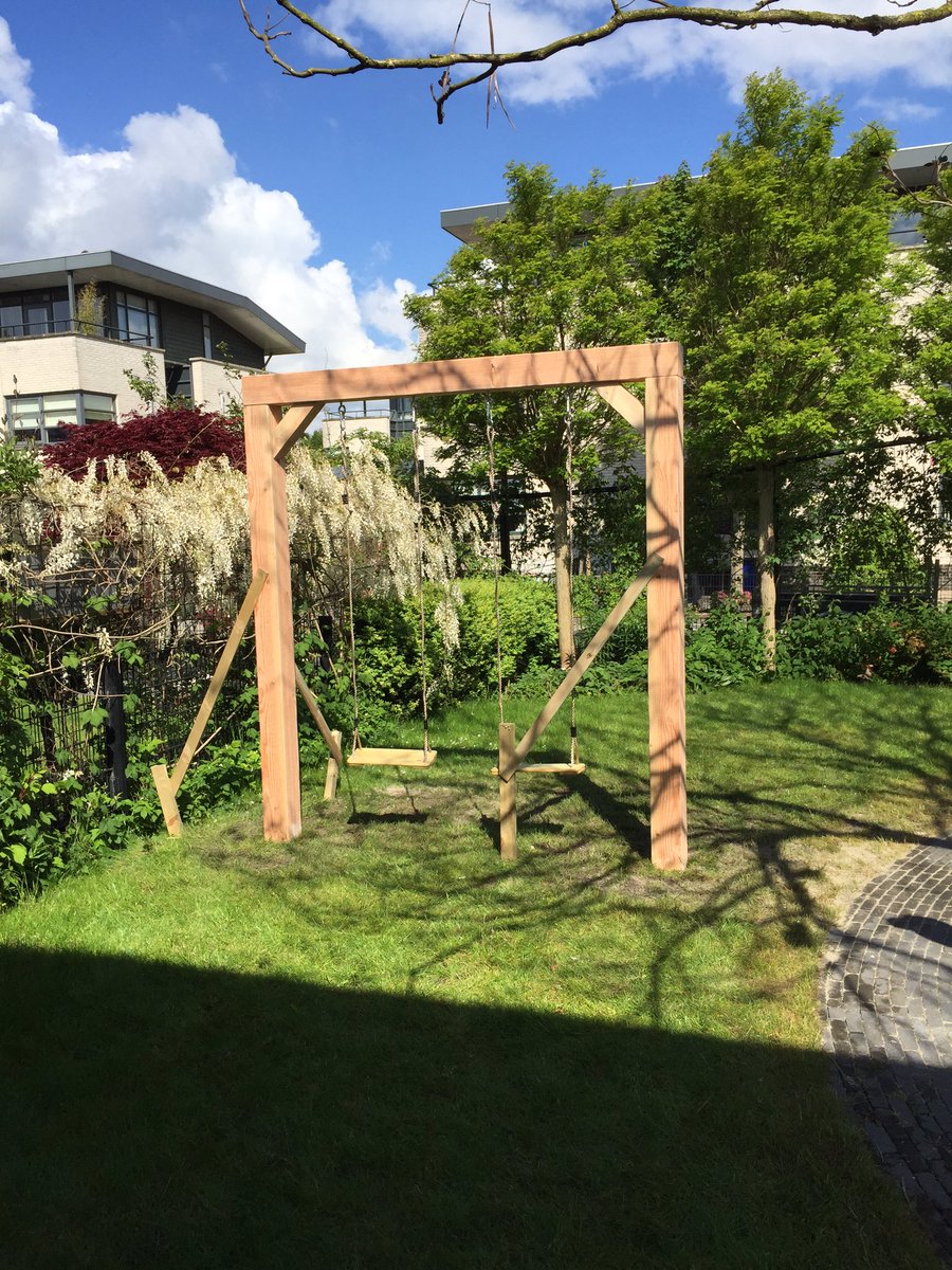 Strakke schommel geplaatst in Almere. Zonder schoren. Ook met muurbevestiging te krijgen. fenctuindecoratie.nl
